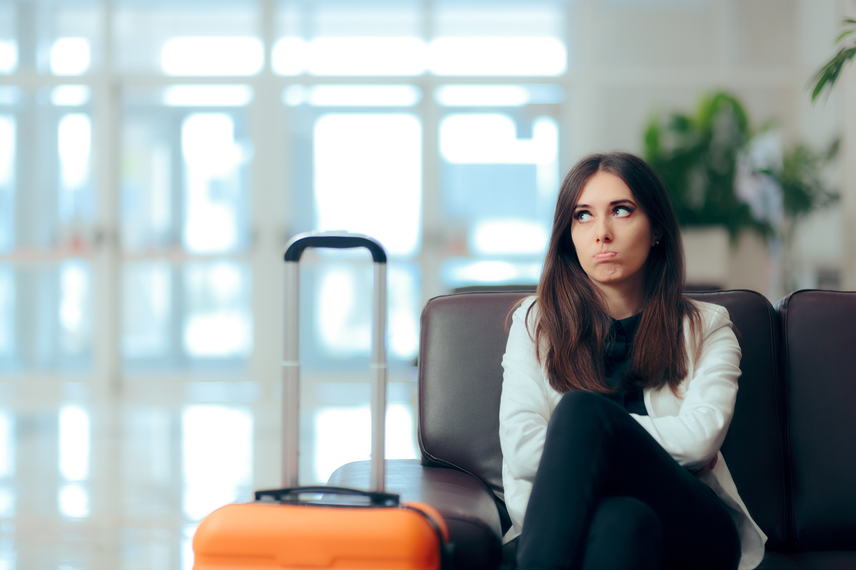 Frau wartet am Flughafen