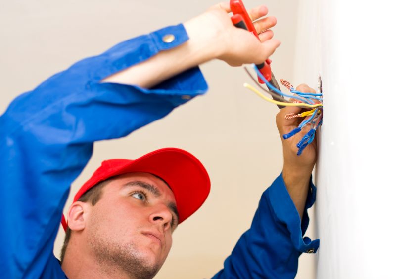 Elektriker beim Arbeiten