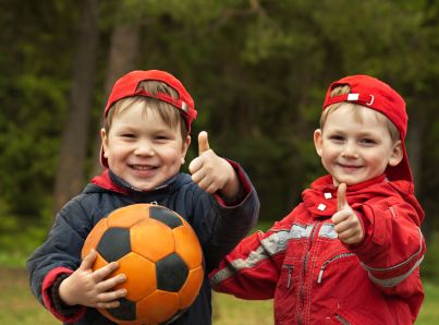 Kinder mit Ball