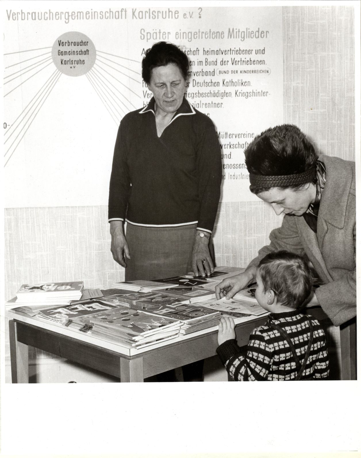 Beraterin informiert Verbraucherin an Messestand