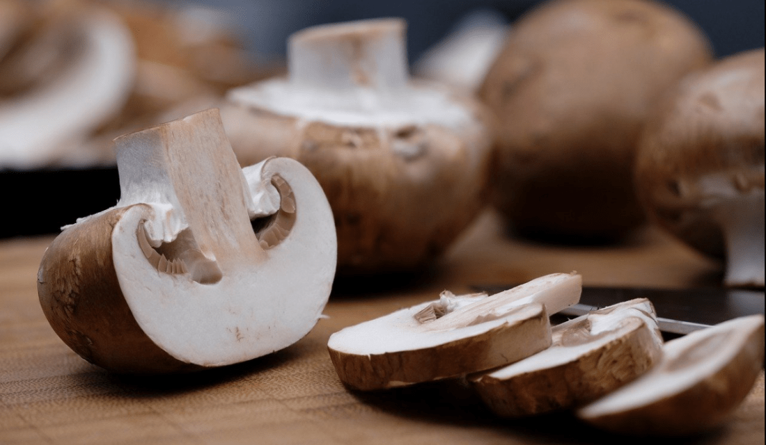 Braune Champignons geschnitten auf dem Tisch