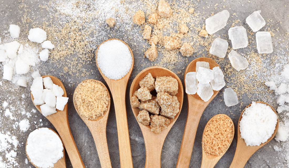 Kochlöffel mit verschiedenen Zuckersorten