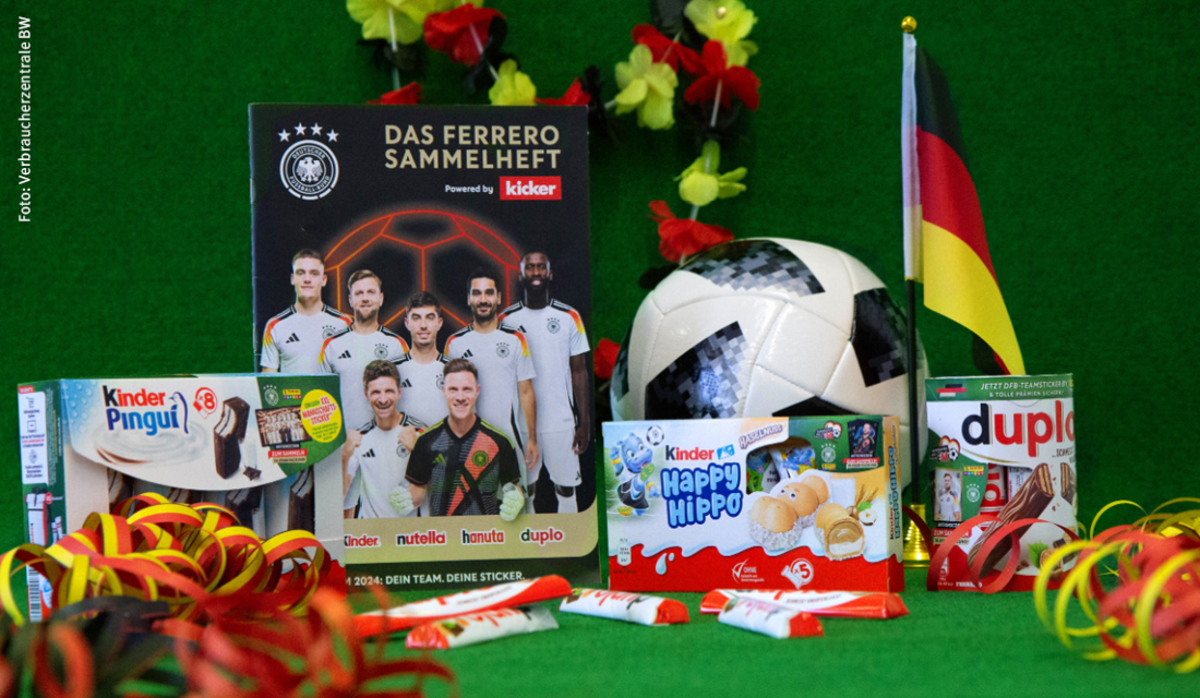 Sammelalbum und Süßigkeitenpackungen