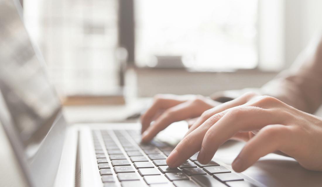 Bild mit Händen, die sich über eine Tastatur bewegen.