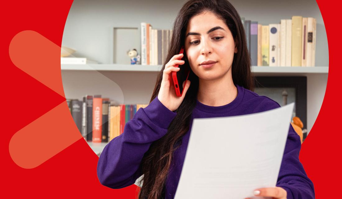 Frau telefoniert mit Brief in der Hand.