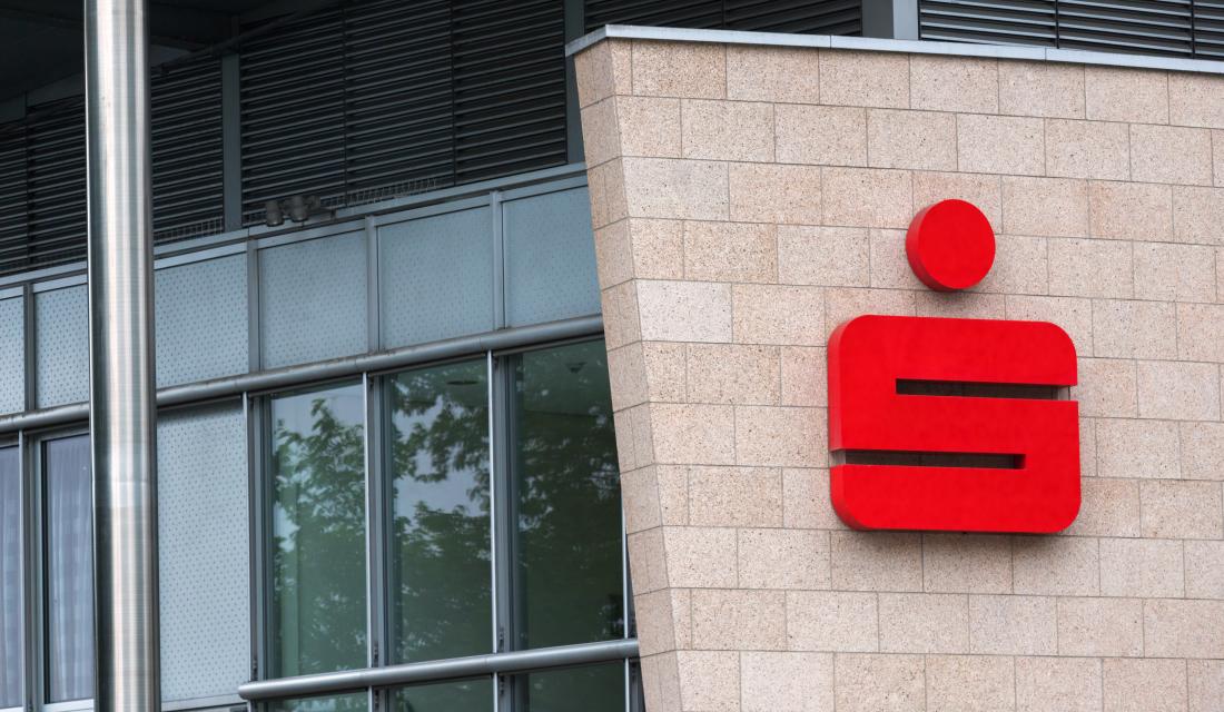 Sparkasse Gebäude mit Logo