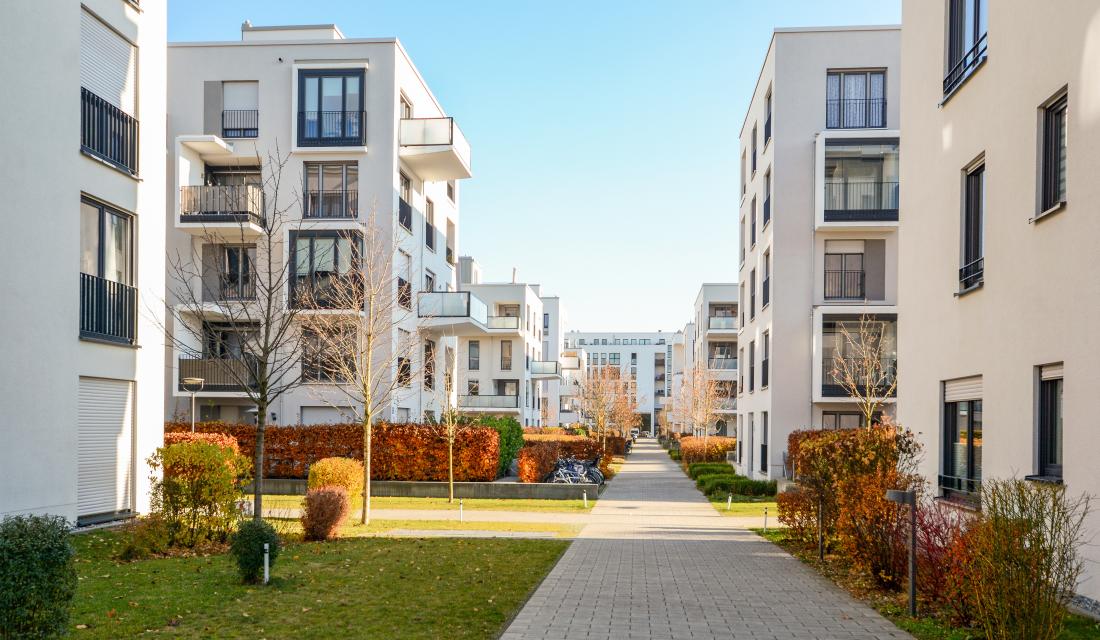 Bild mit Häusern, die in einem neuen Stadtteil stehen.