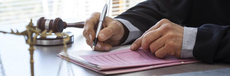 Richter unterzeichnet Urteil 