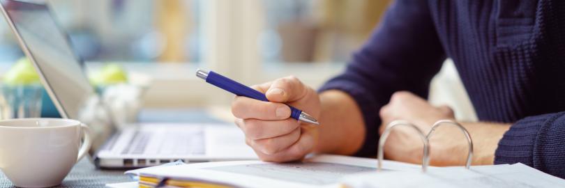 Ordner mit Versicherungen Mann arbeitet