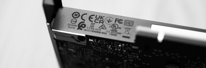 Zahlreiche Siegel auf einem elektronischen Gerät