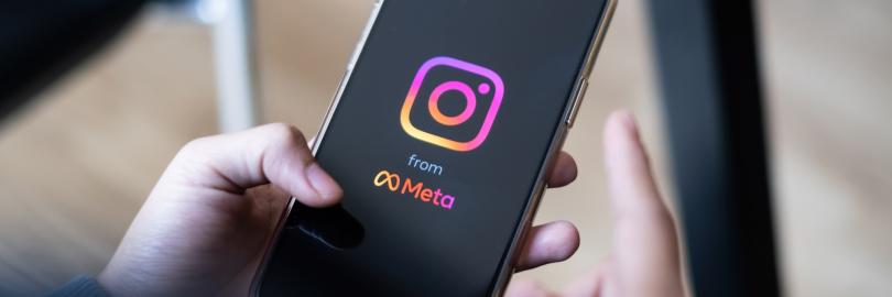 Smartphone, auf dem das Logo von Instagram abgebildet ist