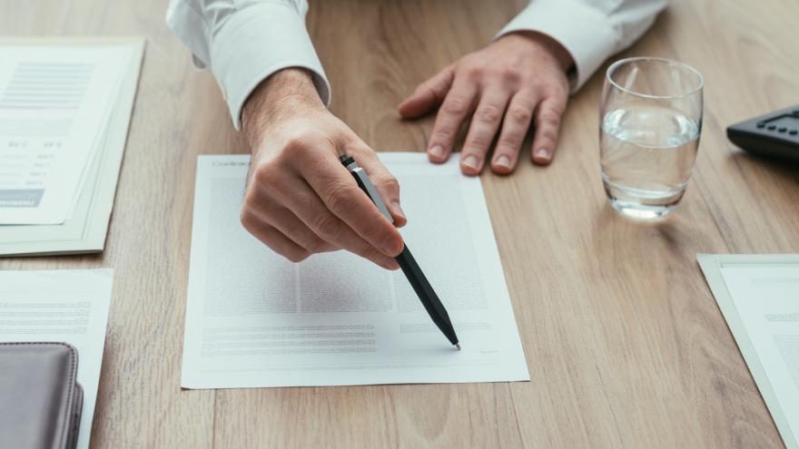 Makler bietet Vertrag zur Unterschrift an