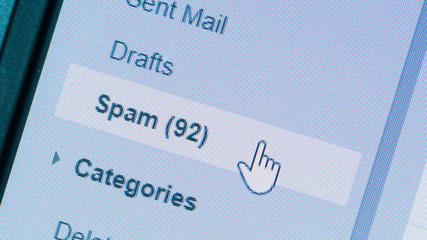 In einem E-Mail-Postfach liegen 92 neue Nachrichten im Spam-Ordner.