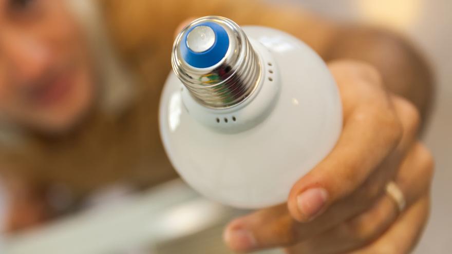 Mann dreht LED in Fassung