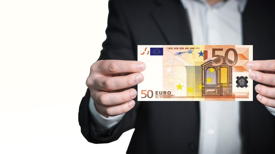 50-Euro-Schein zwischen zwei Händen