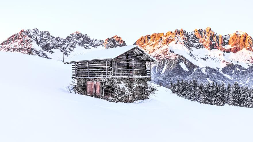 Hütte in den verschneiten Bergen