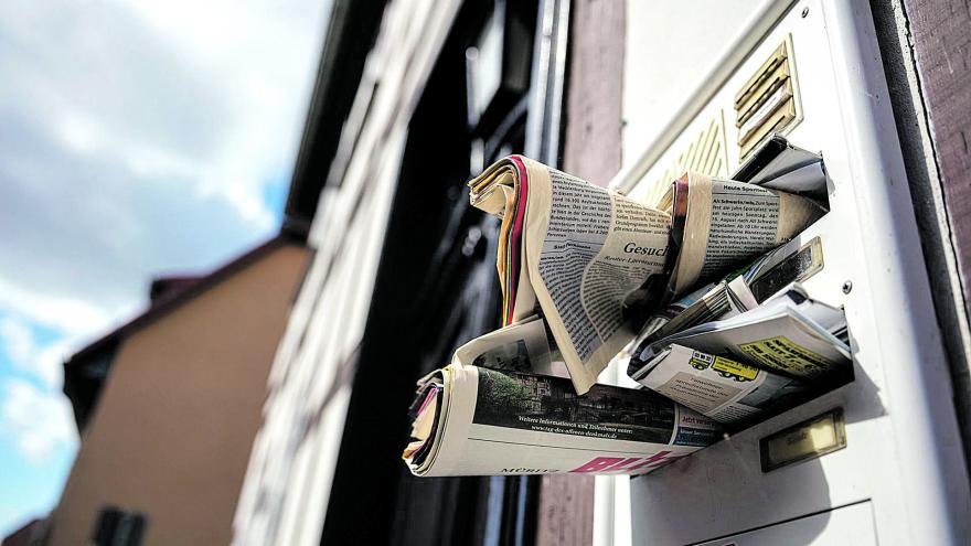 Briefkasten voll mit Werbung