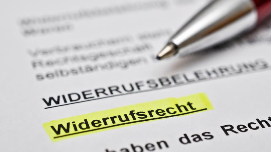 In Vertragsunterlagen ist das Wort "Widerrufsrecht" gelb markiert.