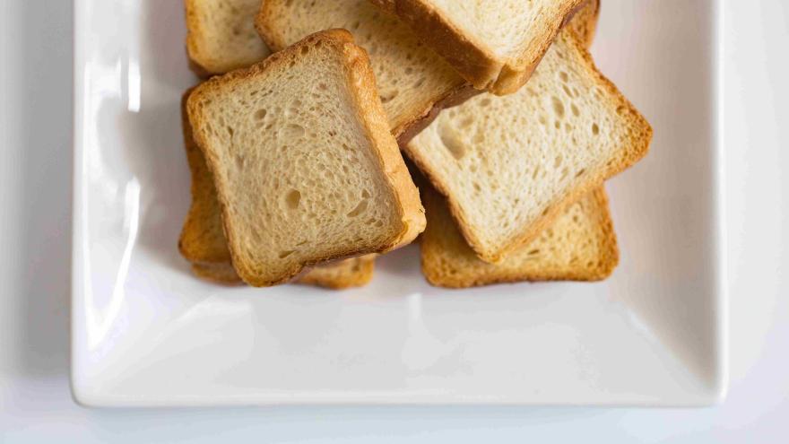 Teller mit Brotscheiben
