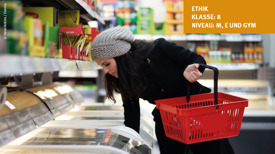 Frau beim Einkauf im Supermarkt