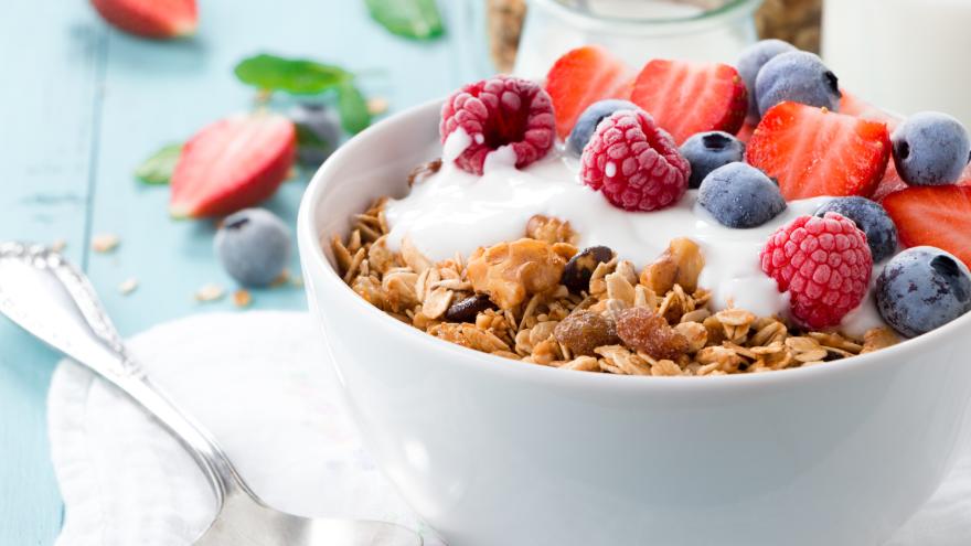 Schale Müsli mit Jogurt und Beeren