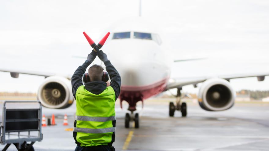 Fluglotse gibt Flugzeug Anweisungen