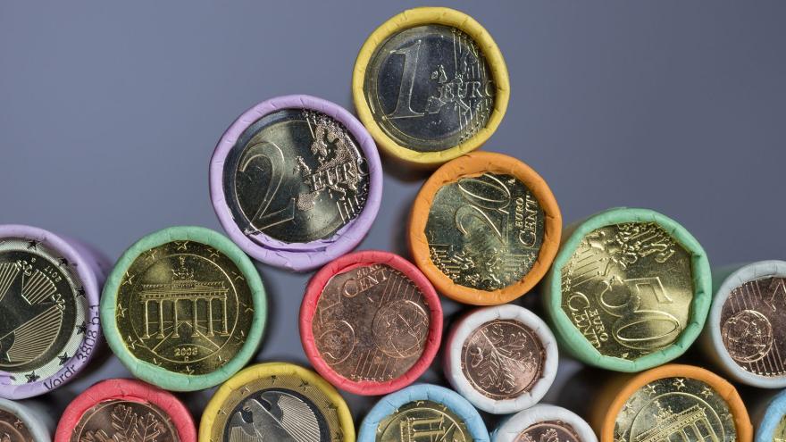 Ein Stapel mit Münzrolllen verschiedener Euro-Münzen