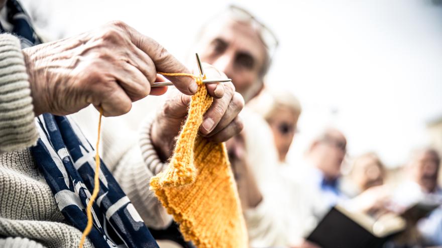 Strickende Rentnerin