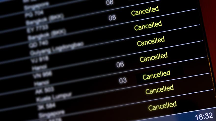 Anzeigetafel am Flughafen zeigt gestrichene Flüge an