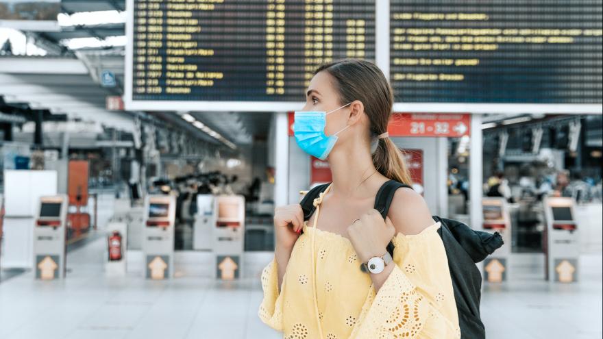 Frau Flughafen Corona-Maske