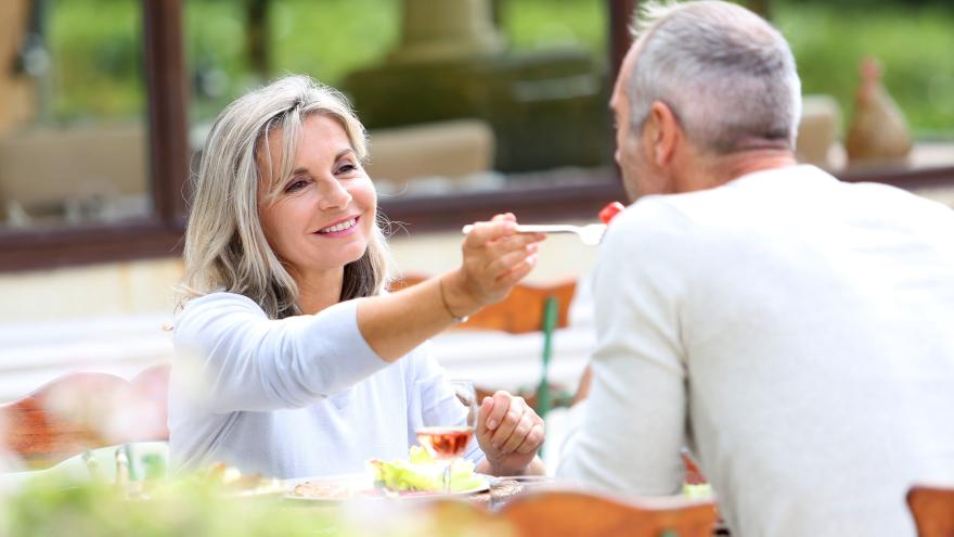 Frau lässt Mann von ihrem Essen probieren