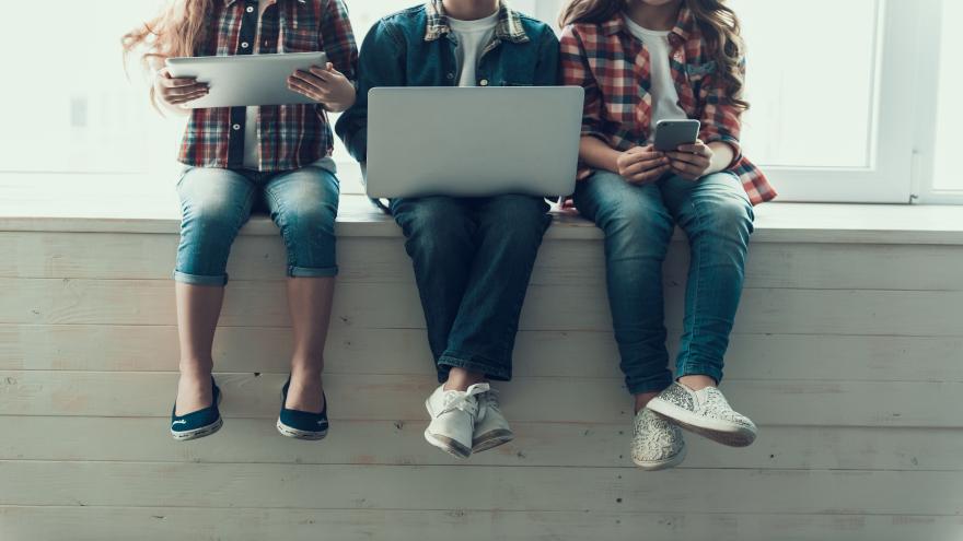 Junge Leute mit Laptops auf dem Schoß