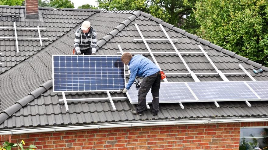 Installation von PV-Anlage auf Dach