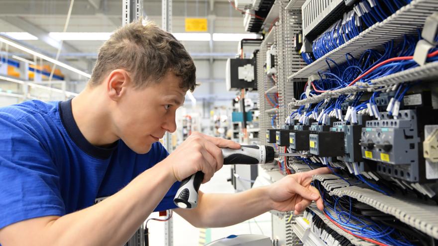 Industriemechaniker bei der Arbeit