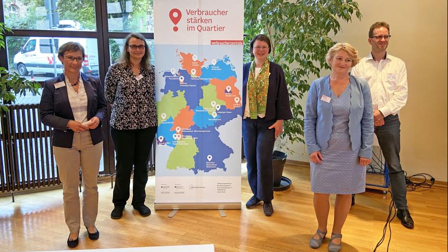 Vorstellung des Projekts Verbraucher stärken im Quartier. V.l.n.r.: Staatssekretärin Sabine Kurtz MdL, Ministerium für Ernährung, Ländlichen Raum und Verbraucherschutz Baden-Württemberg, Isabella Glott (Quartiersmitarbeiterin), Cornelia Tausch (Vorständin Verbraucherzentrale Baden-Württemberg), parlamentarische Staatssekretärin Rita Hagl-Kehl MdB, Bundesministerium der Justiz und für Verbraucherschutz, Klaus Müller (Vorstand Verbraucherzentrale Bundesverband)