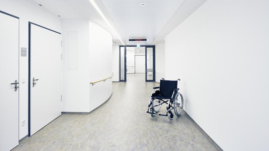 Leerer Rollstuhl in leerem Krankenhausflur