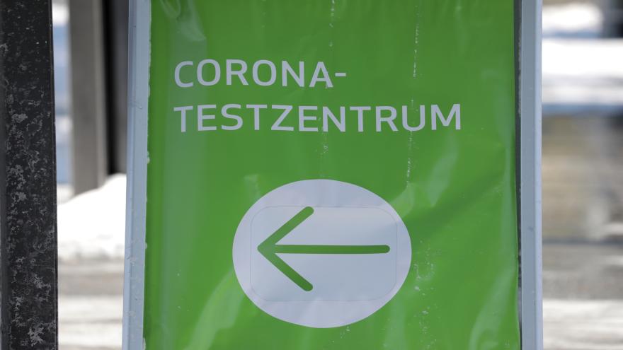Grünes Schild mit Pfeil zum Corona-Testzentrum