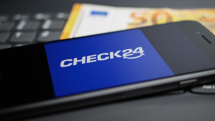 Check 24 Logo auf Smartphone