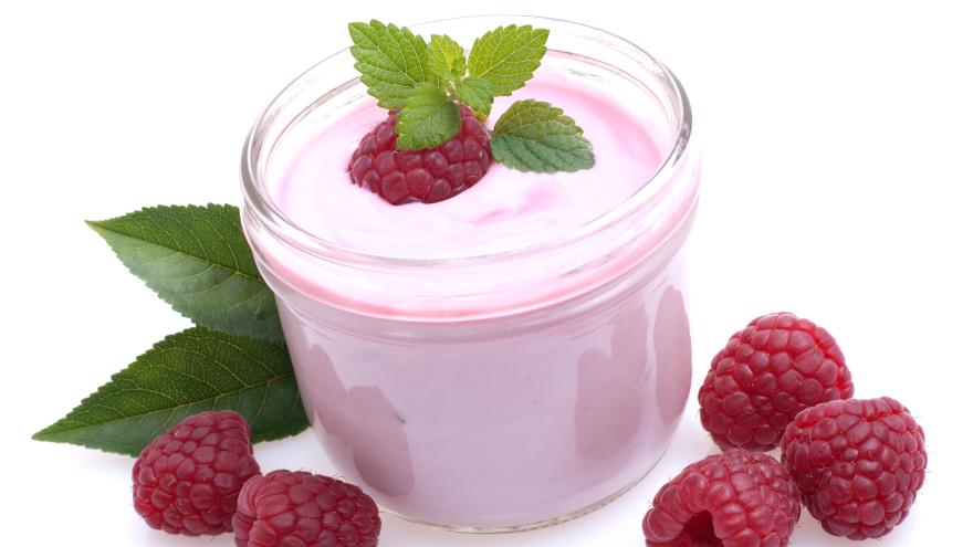 Joghurt mit Beeren garniert