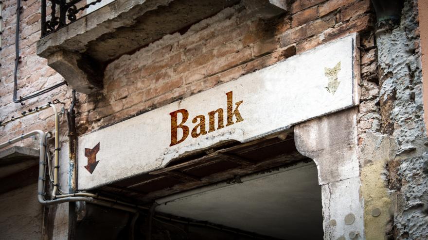Antikes Schild, auf dem "Bank" steht