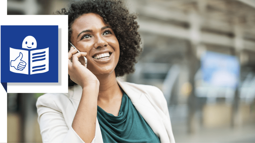 Eine Frau lächelt am Telefon, daneben das Europäische Symbol für Leichte Sprache