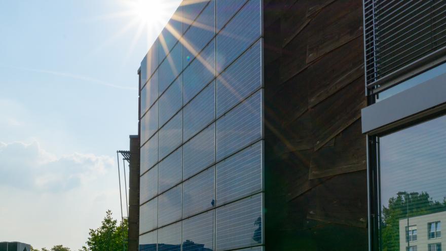 PV-Anlage an Hausfassade