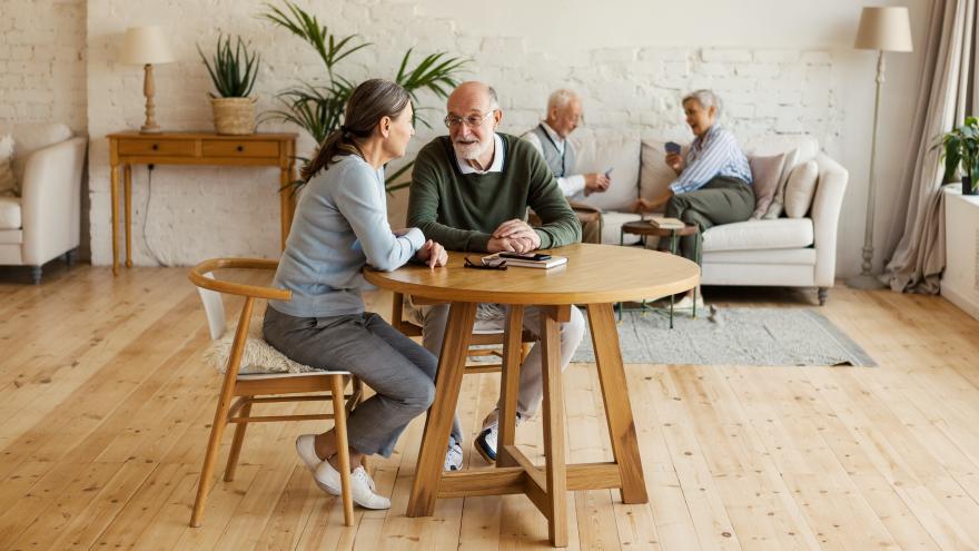 Vier Senioren sitzen in einem Gemeinschaftsraum