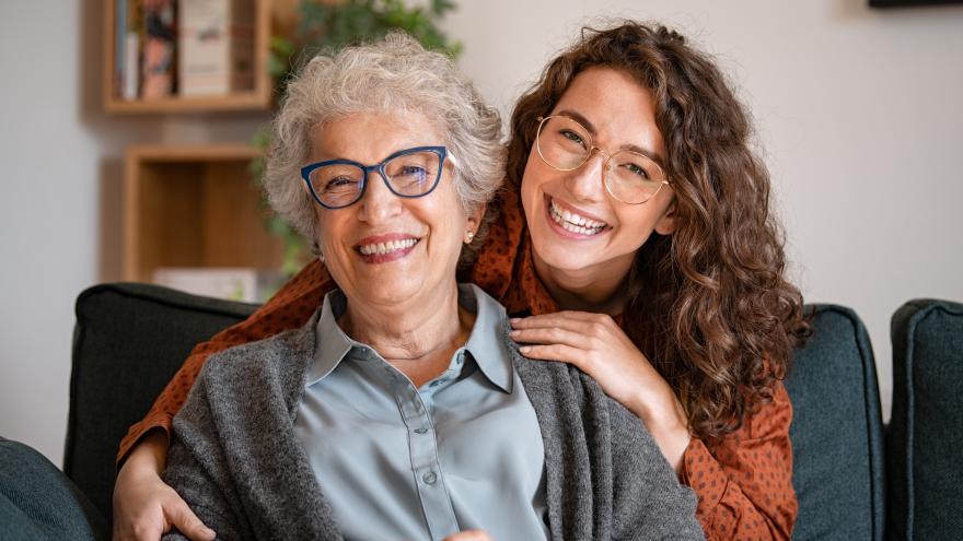 Seniorin und junge Frau lachen