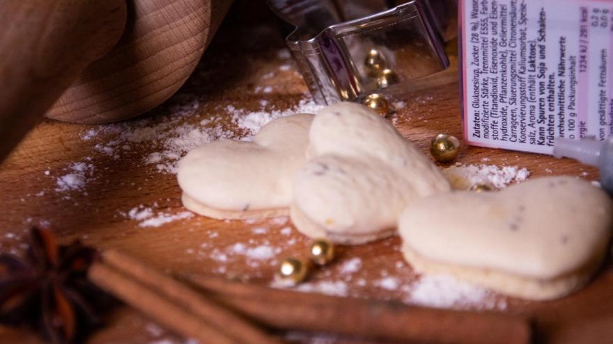 Weihnachtsbäckerei mit Plätzchen