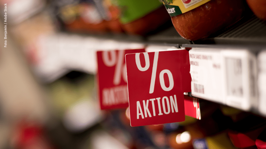 Aktionsschild in Supermarkt