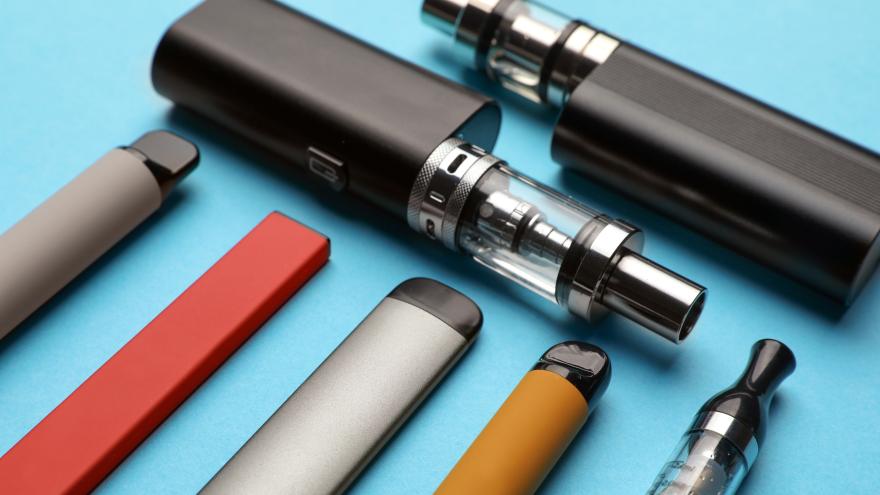 Ein Bild mit verschiedenen E-Zigaretten und Vapes