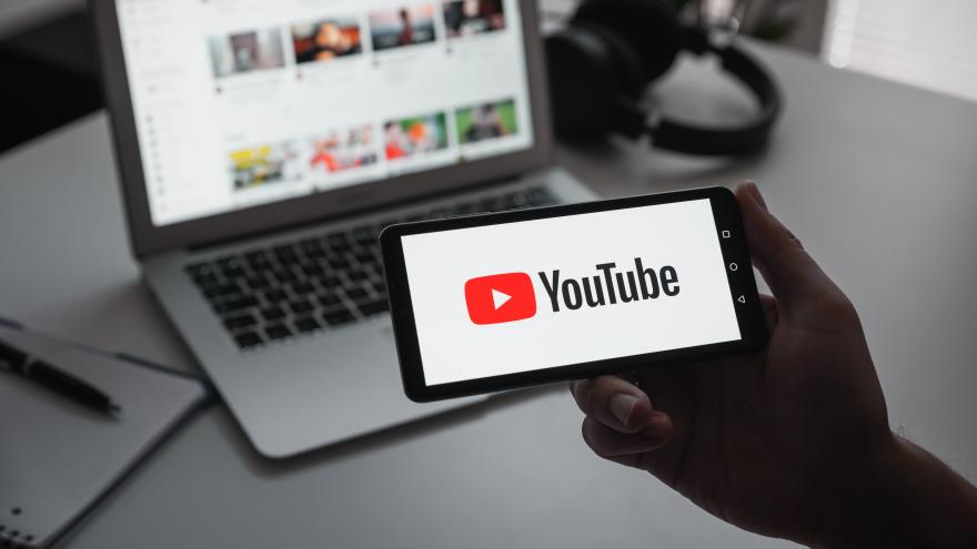 Handy und Laptop mit YouTube offen