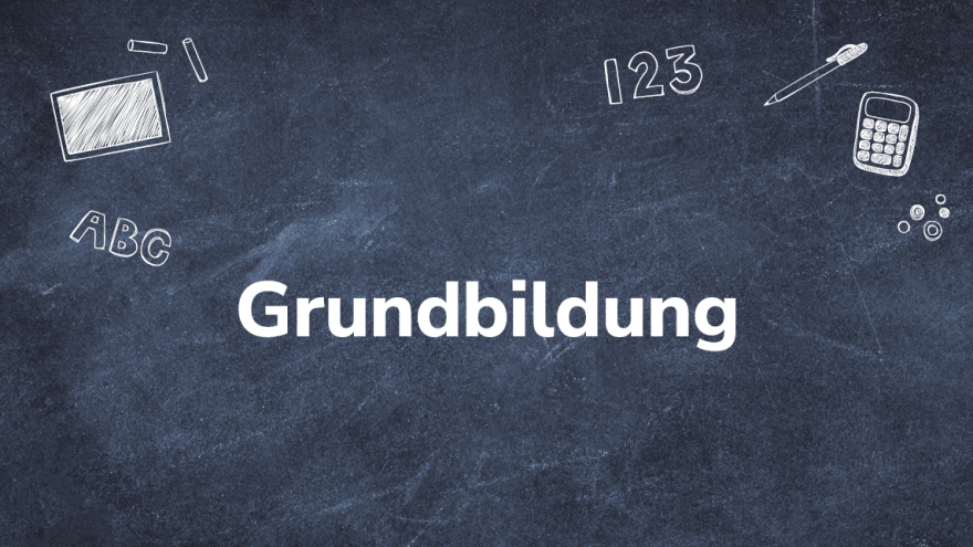 Text Grundbildung auf Tafelhintergrund