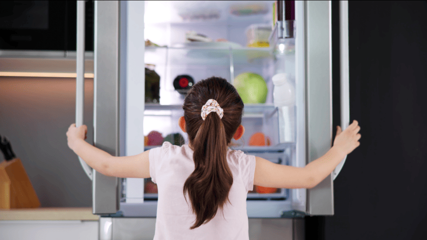 Kind am Kühlschrank